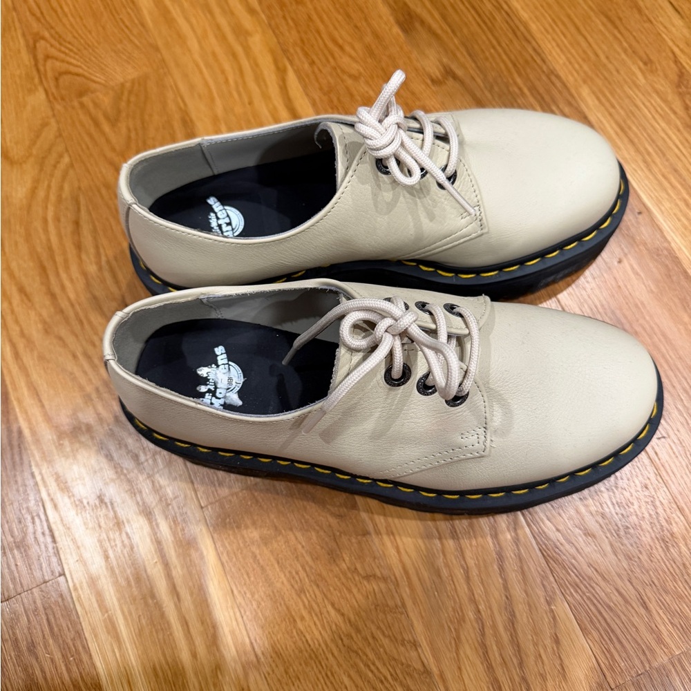 Dr. Martens Beige Leather Lace-Up Shoes - Picture 3 of 7